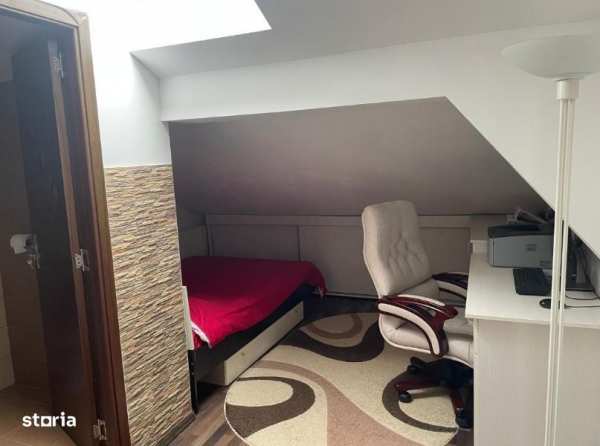 De vanzare Apartament 3 camere cu scara interioara, zona Tolstoi.