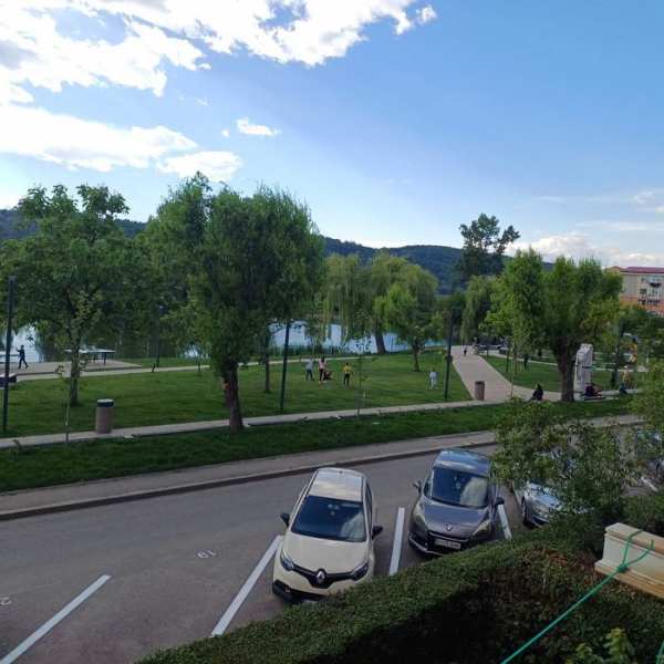 inchiriez garsoniera langa parcul  Debarcader