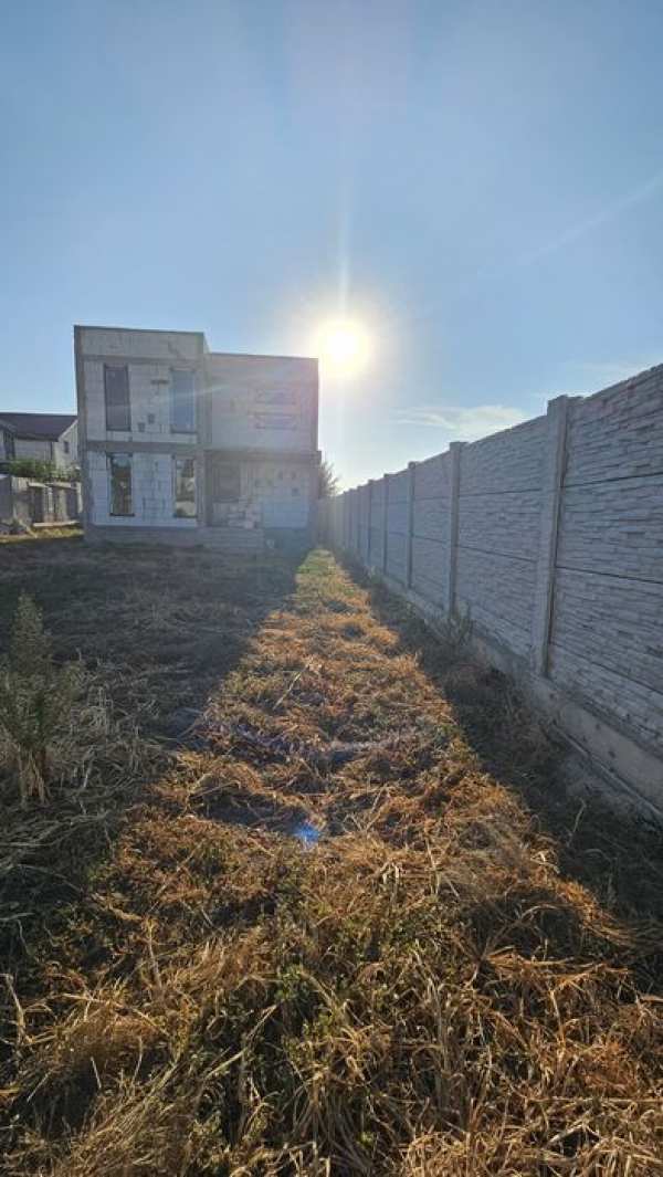 Vand casa la rosu zona Simnic (aproape de Consul)