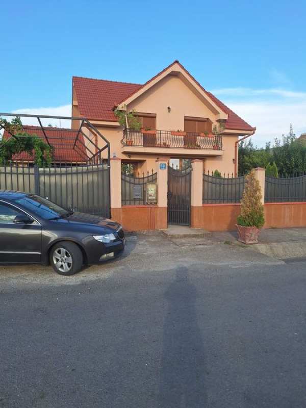 Vand casa in  GIRISU DE CRIS  direct  de la proprietar