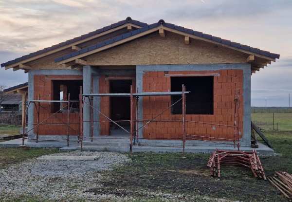 Casă la roșu de vanzare