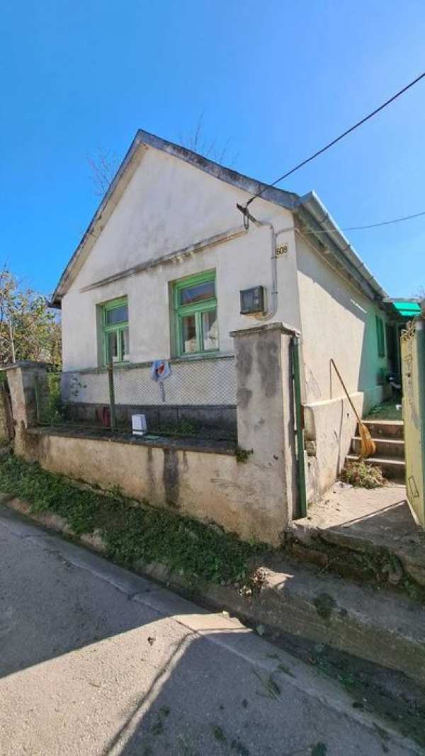 Vând casă cu teren de 500 mp in Sasca Montană