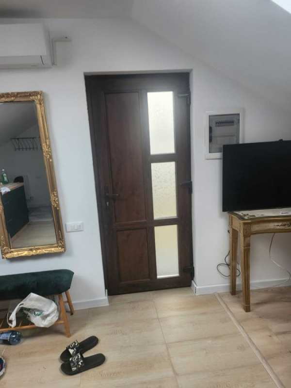 URGENT!Inchiriez apartament cu 2 cam la casa
