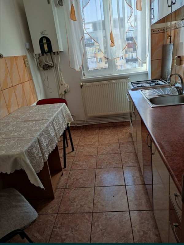 Inchiriez apartament 3 camere