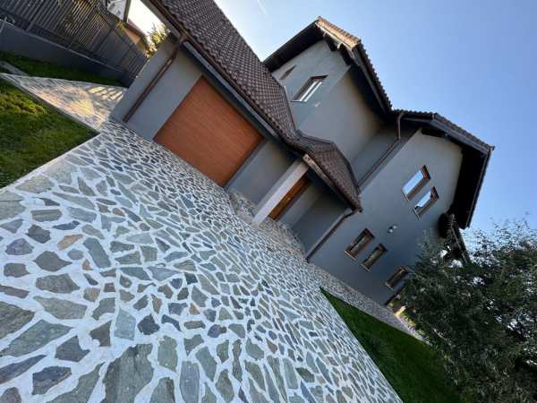 Casă individuală, P+1E,  strada Laguna Albastră,