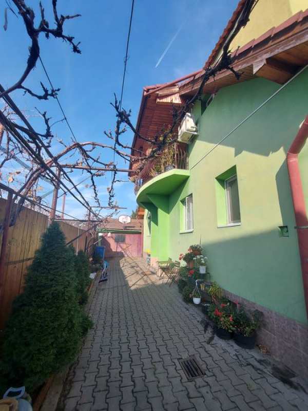 Casa de inchiriat cu 5 camere, 2 bai, in zona Lazaret (pet friendly)