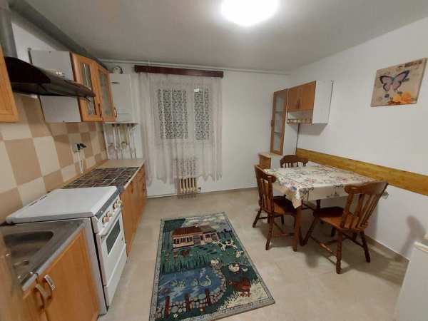 Inchiriez in Cetate apartament cu 2 camere + balcon si bucatarie mare