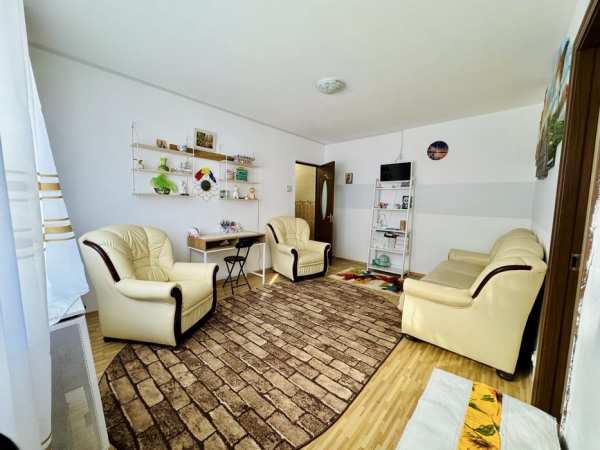 Vand apartament,etajul 1 .
