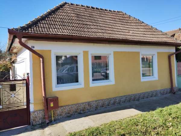 Casa in Agnita str. Closca, 5 camere, singur in curte, teren 800mp
