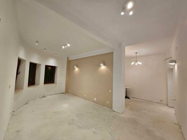 Parter, ap 5 camere, 100 mp, in Peninsula, cladire renovata