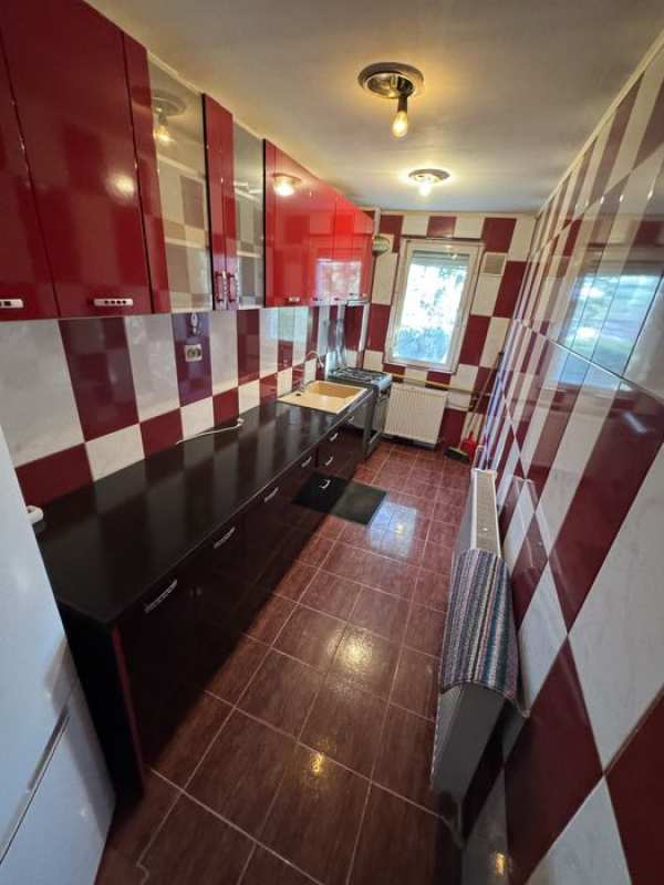 Inchiriez apartament  vizavi politie