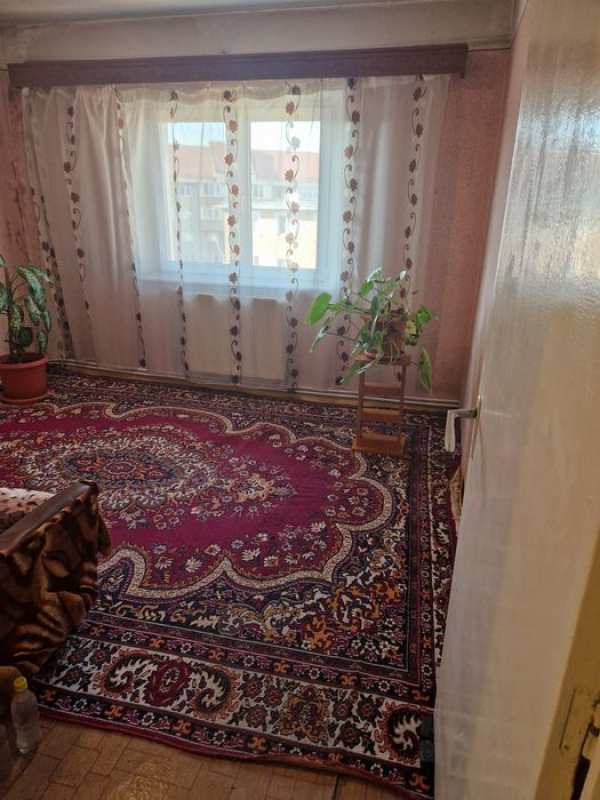 Vând apartament cu 4 camere