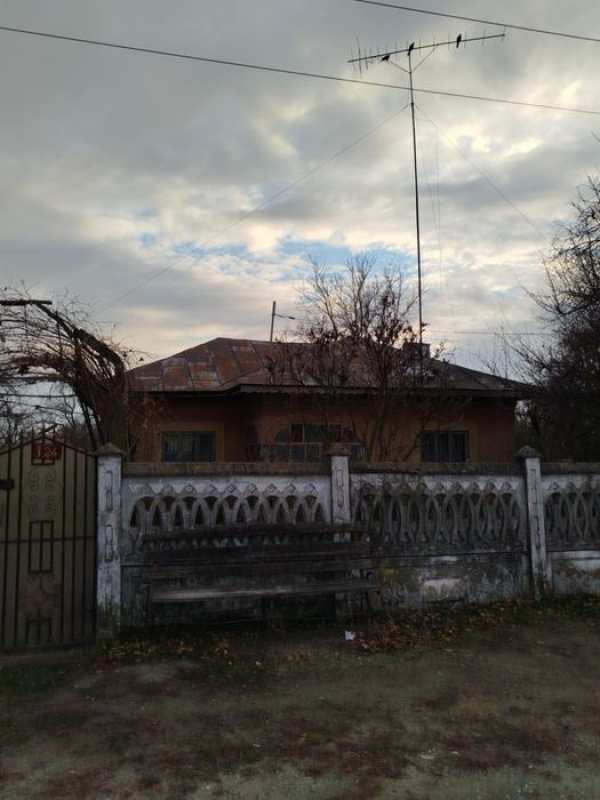 Vand casa  in comuna Celaru