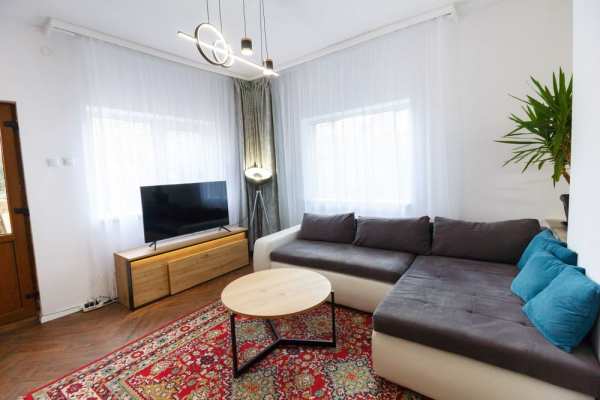 Apartament la casa, 3 camere si curte în Andrei Muresanu + parcare