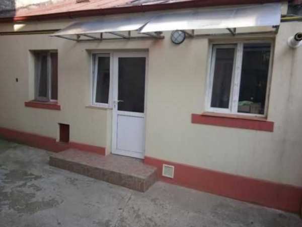 Particular vand sau schimb casuta la curte langa in zona Cotroceni