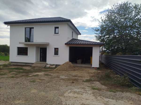 Casa în plopeni.