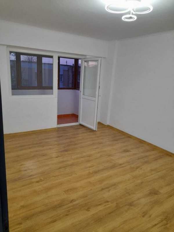 Vand apartament 2 camere, recent renovat complet , Str Traian, etaj 3