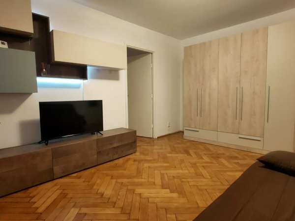 Particular inchiriez ap 2 camere, langa piata Astra