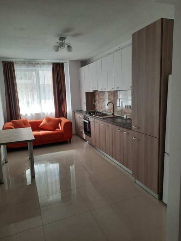 Inchiriez apartament in Floresti