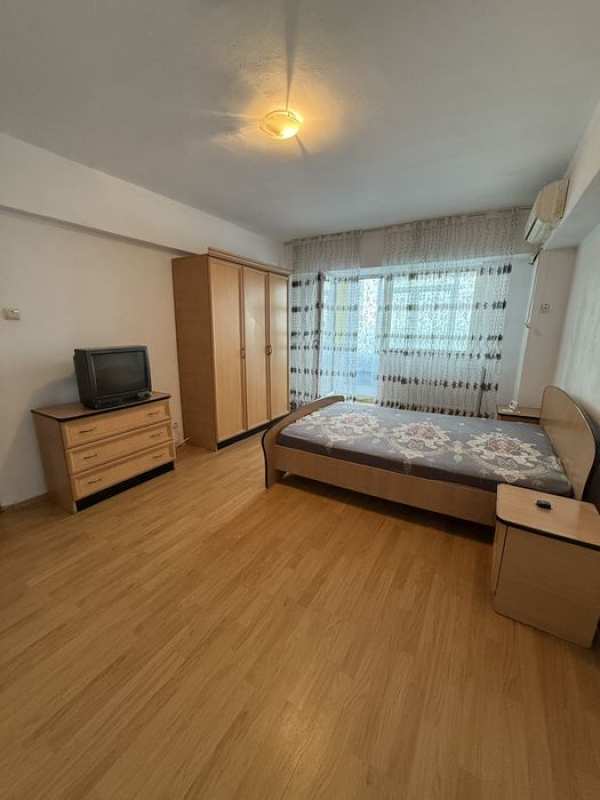 Apartament 3 camere - 1 MAI