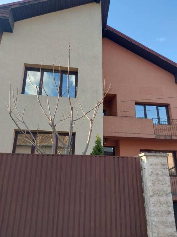 Inchiriere casa pe 3 nivele,zona Ciparu,300mp,1500 euro