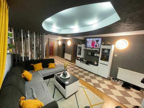 CASA DE VANZARE CU ETAJ  , Pozitie la soseaua principala .