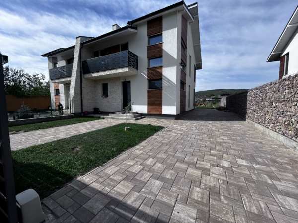 Casa de vânzare tip duplex 120 mp util ultra finisata,  teren 400 mp