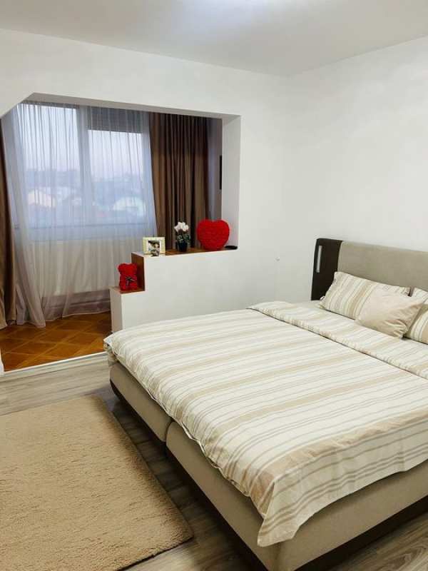 Vand sau schimb cu casă apartament