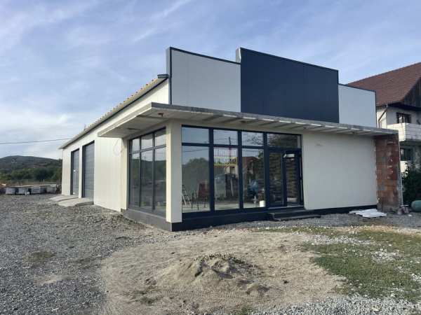 INCHIRIEZ spatiu comercial hala birouri