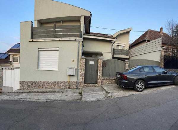 Oportunitate!! De vanzare o casa 5 camere central  zona Nymphea.