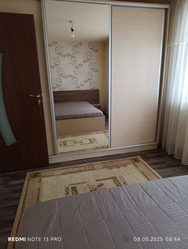 Închiriez apartament cu 3 camere