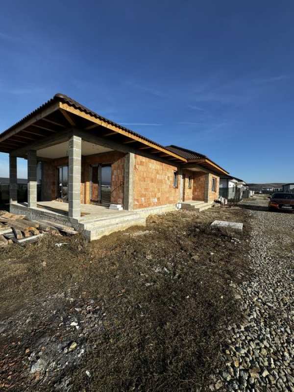 Vand casa intre sebes si petresti
