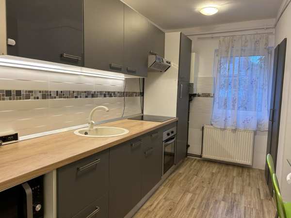 Ofer spre inchiriere apartament cu 3 camere