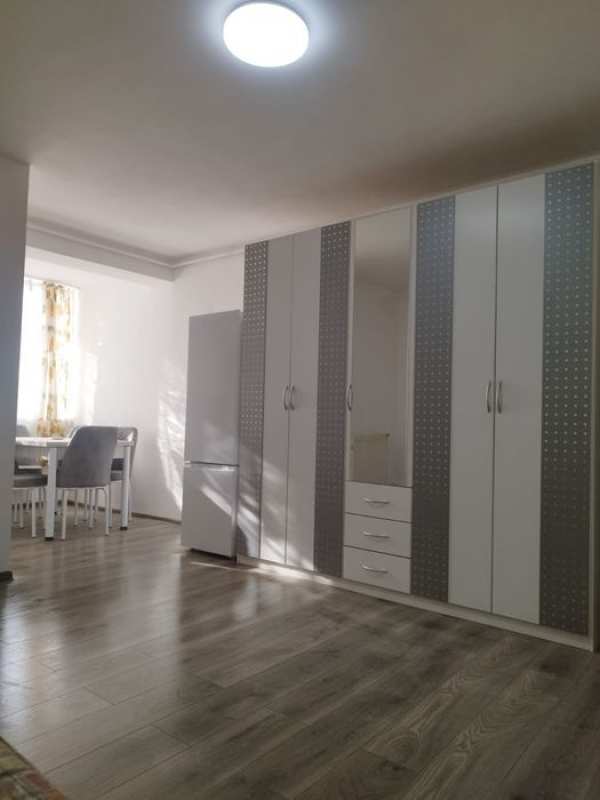 Închiriez garsoniera