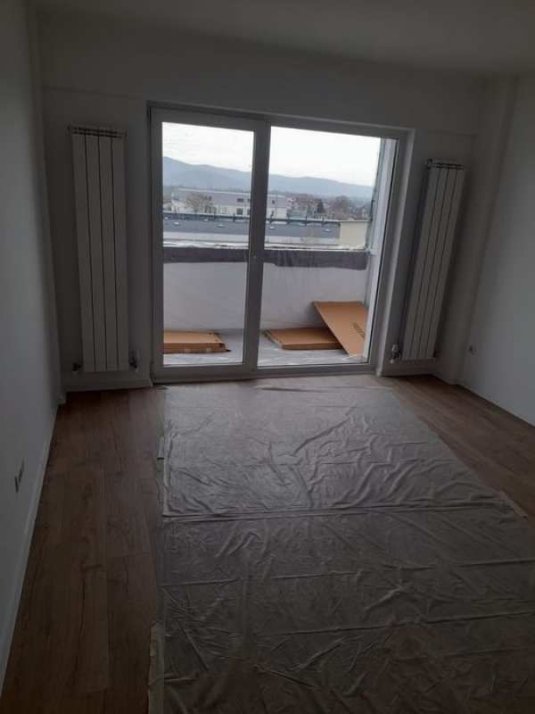 Proprietar vând apartament cu 4 camere in deva renovat