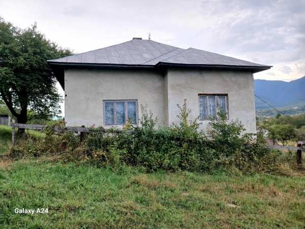 Casă și teren de vânzare în Prundu Bârgăului.