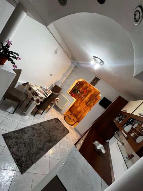 Închirez apartament 2 camere