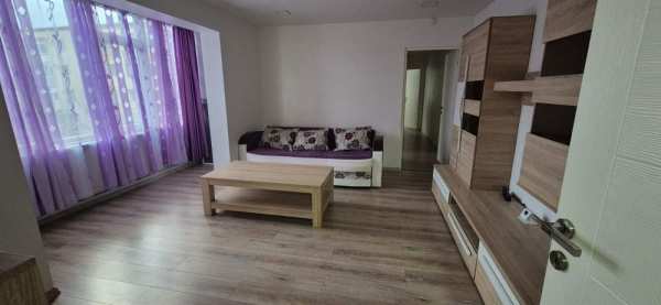 Apartament 3 camere în centru pe Dezrobirii. 450euro/lună.