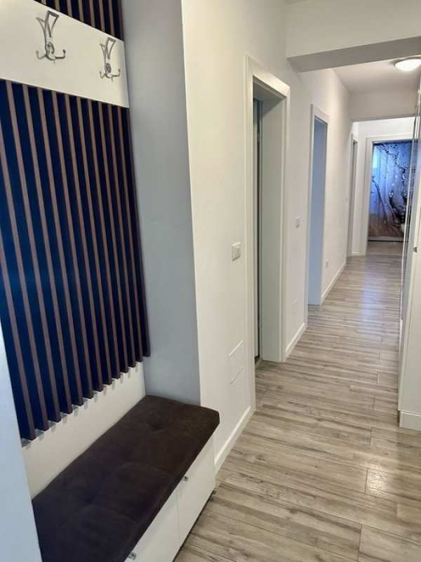 Inchiriez apartament 2 camere, regim hotelier