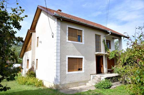 Vând casă cu etaj în Săvârșin