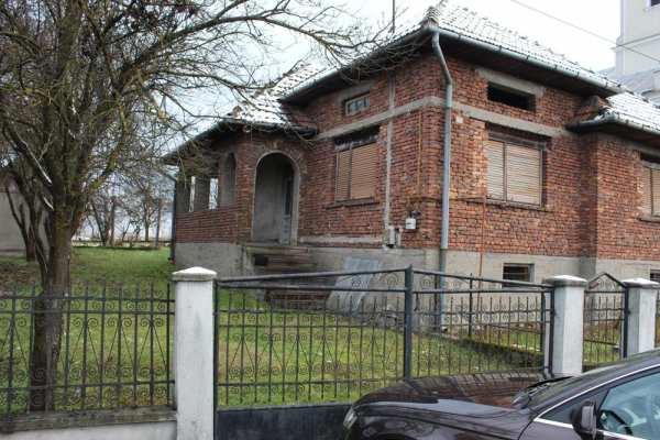 Vând casă 125 mp cu teren 712 mp, în Lăpușel
