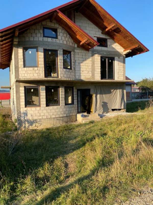 Casa cu 5 camere,D+P+E ,str. Doboies