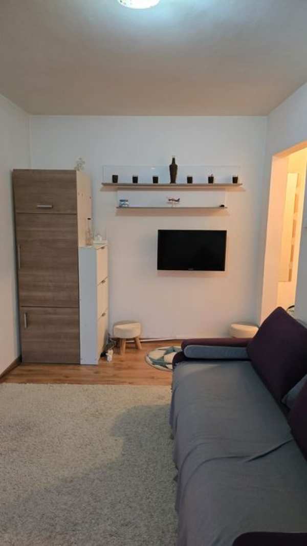 Închiriez apartament 2 camere.