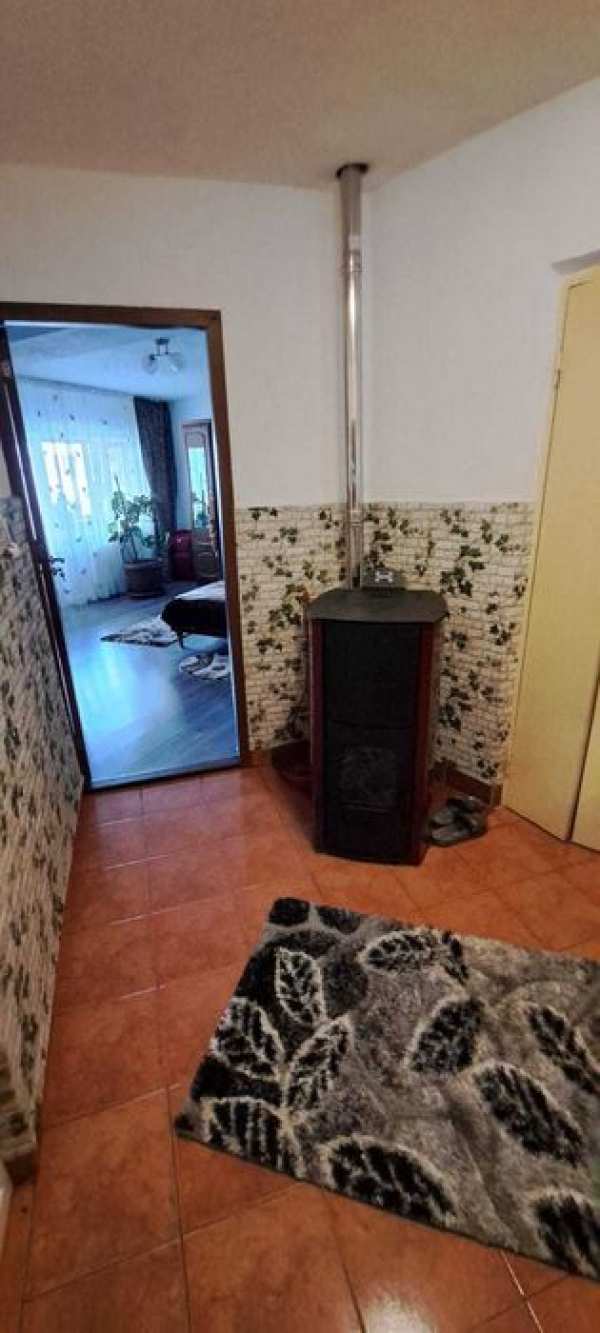 Vând apartament 2 camere in Horezu