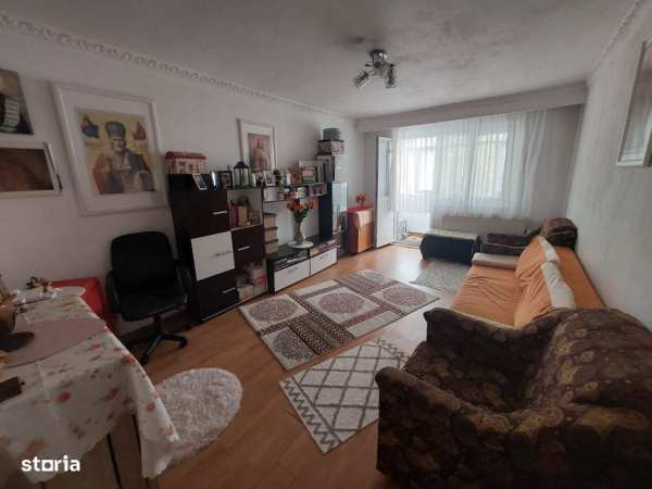Vând apartament cu 3 camere,etaj 2,zona centru