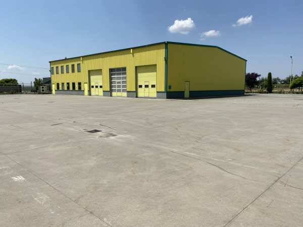 Birouri, halǎ, platformǎ betonatǎ langa autostrada, de inchiriat.