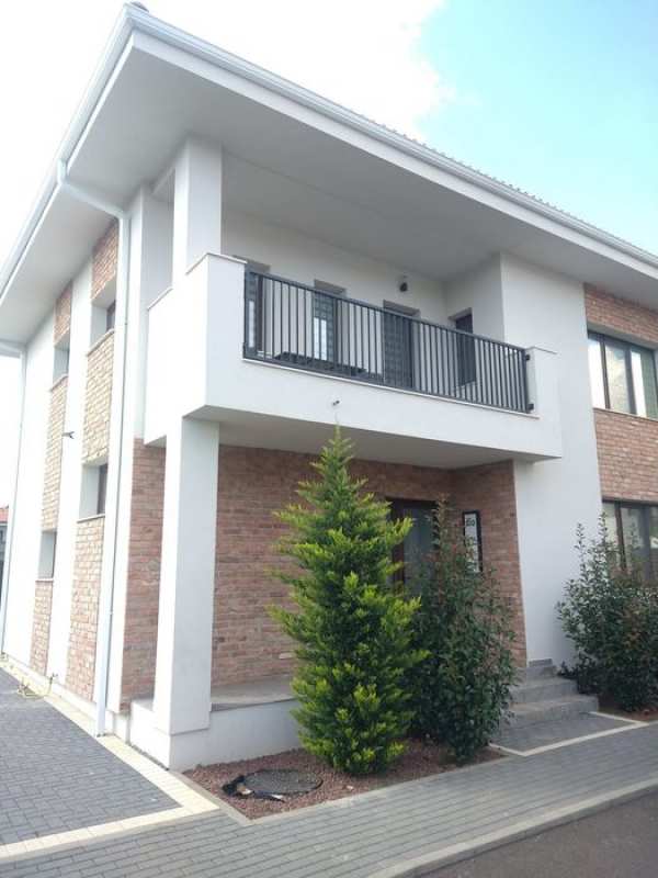 Vând casă duplex