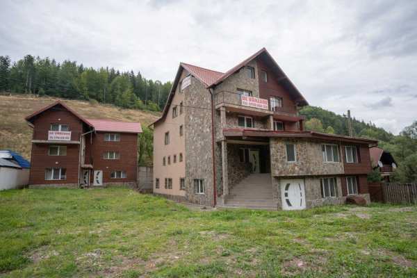 De vanzare doua pensiuni situate in comuna Arieseni