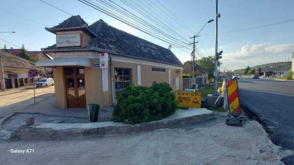 Casă familială cu spații comerciale de vânzare (Turda, colț Bocoș)