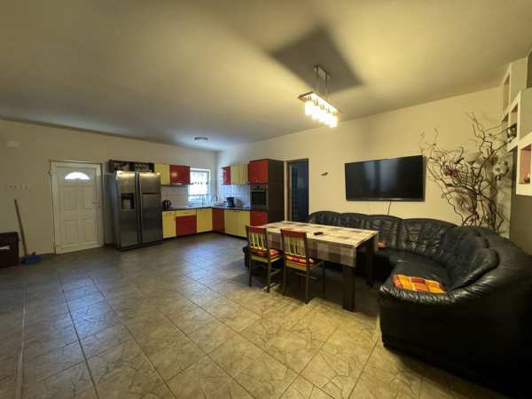 Apartament la casa de inchiriat